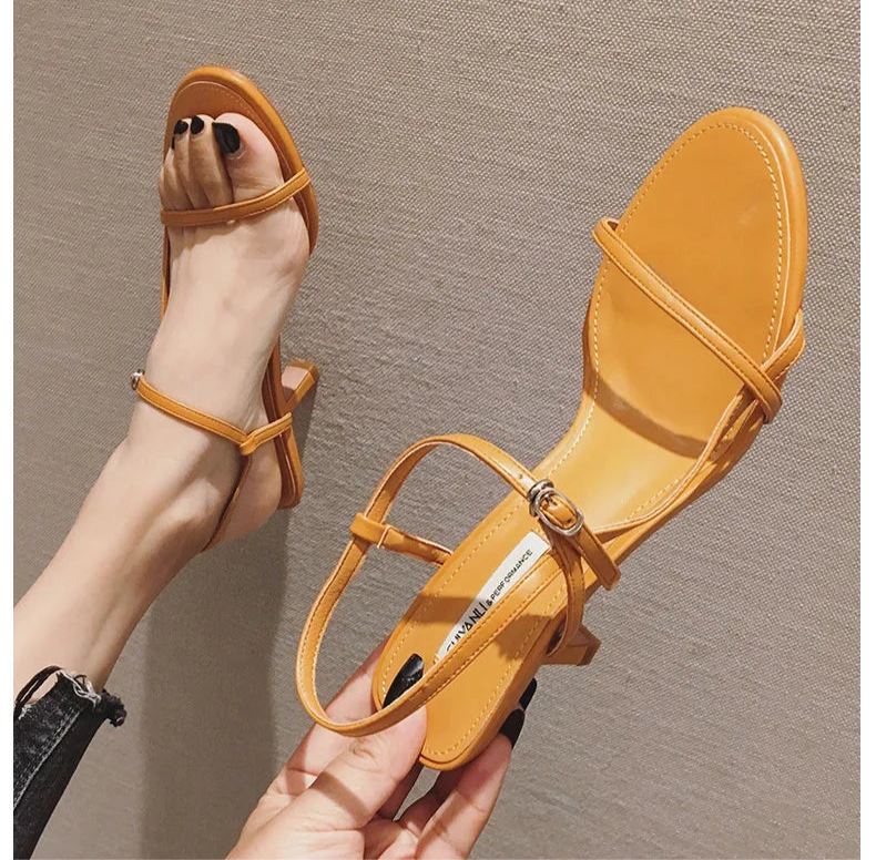 Ms. Elegance: Sandália Stiletto de Couro Sofisticada