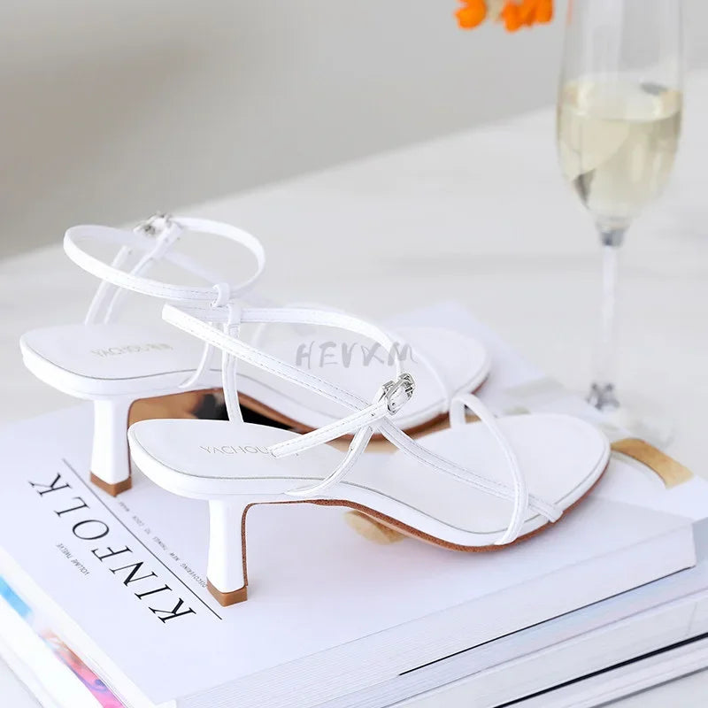 2024 verão sandálias baixas mulher terno de couro feminino bege sapatos femininos salto alto de salto baixo preto conforto novo stiletto meninas fas