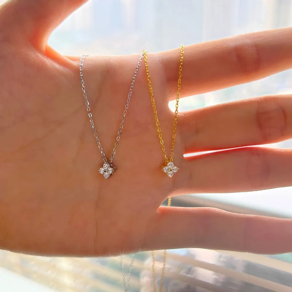 Corrente Feminina Ponto de Luz Formato de Flor com Zircônias