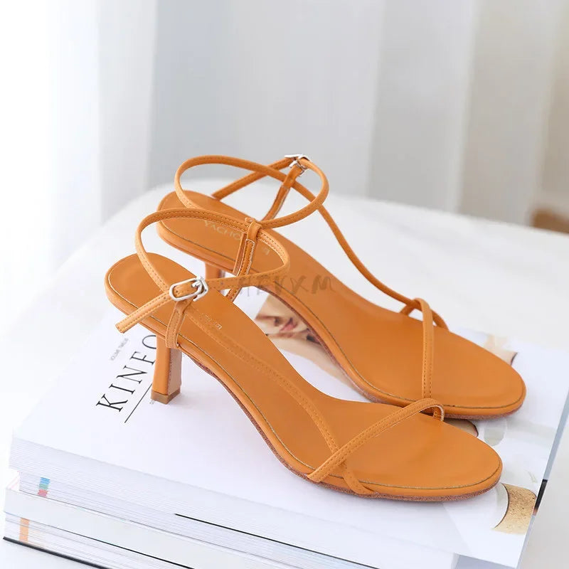 2024 verão sandálias baixas mulher terno de couro feminino bege sapatos femininos salto alto de salto baixo preto conforto novo stiletto meninas fas
