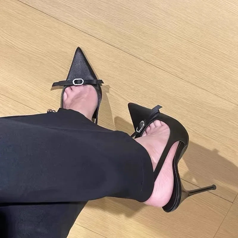 2025 primavera e verão novos saltos altos de cetim para mulheres, saltos finos com estilo arco, sapatos únicos pontiagudos franceses, sandálias baotou