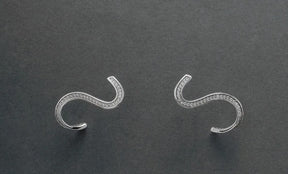 Brinco Feminino Curvas com Zircônias
