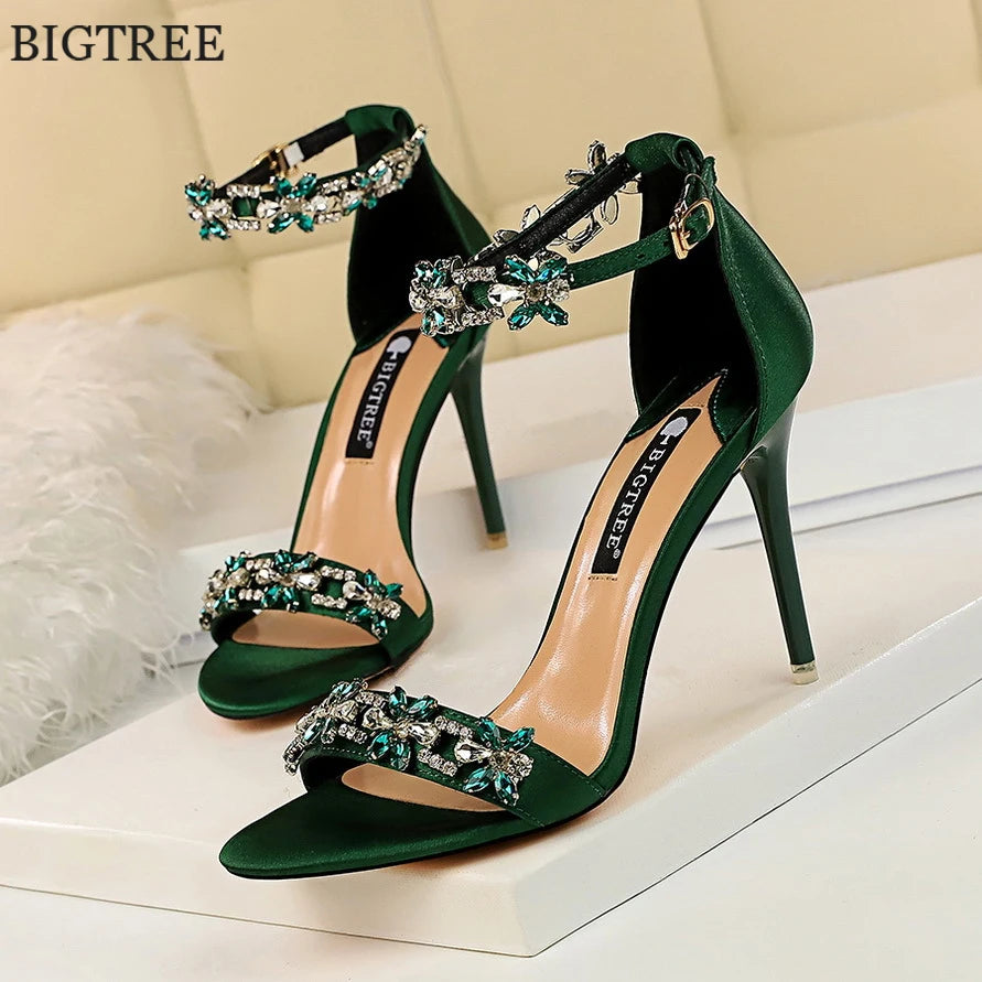 Sandálias femininas de dedo aberto de seda macia 2025 verão luxo cristal tornozelo fivela sapatos de salto alto festa de noiva senhora verde vermelho preto bombas