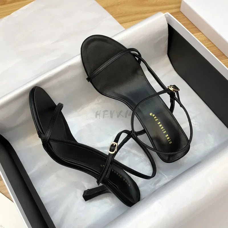 2024 verão sandálias baixas mulher terno de couro feminino bege sapatos femininos salto alto de salto baixo preto conforto novo stiletto meninas fas