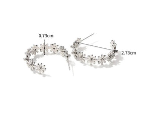 Brinco Meia Argola Feminina de Flores