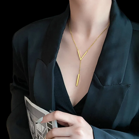 Colar Feminino Ajustável com Pingente em V