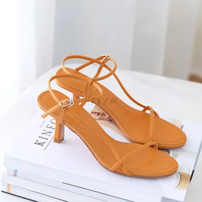 2024 verão sandálias baixas mulher terno de couro feminino bege sapatos femininos salto alto de salto baixo preto conforto novo stiletto meninas fas