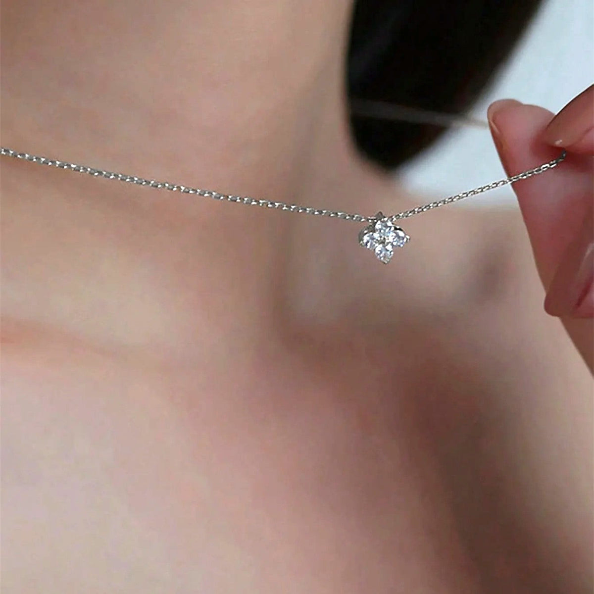 Corrente Feminina Ponto de Luz Formato de Flor com Zircônias